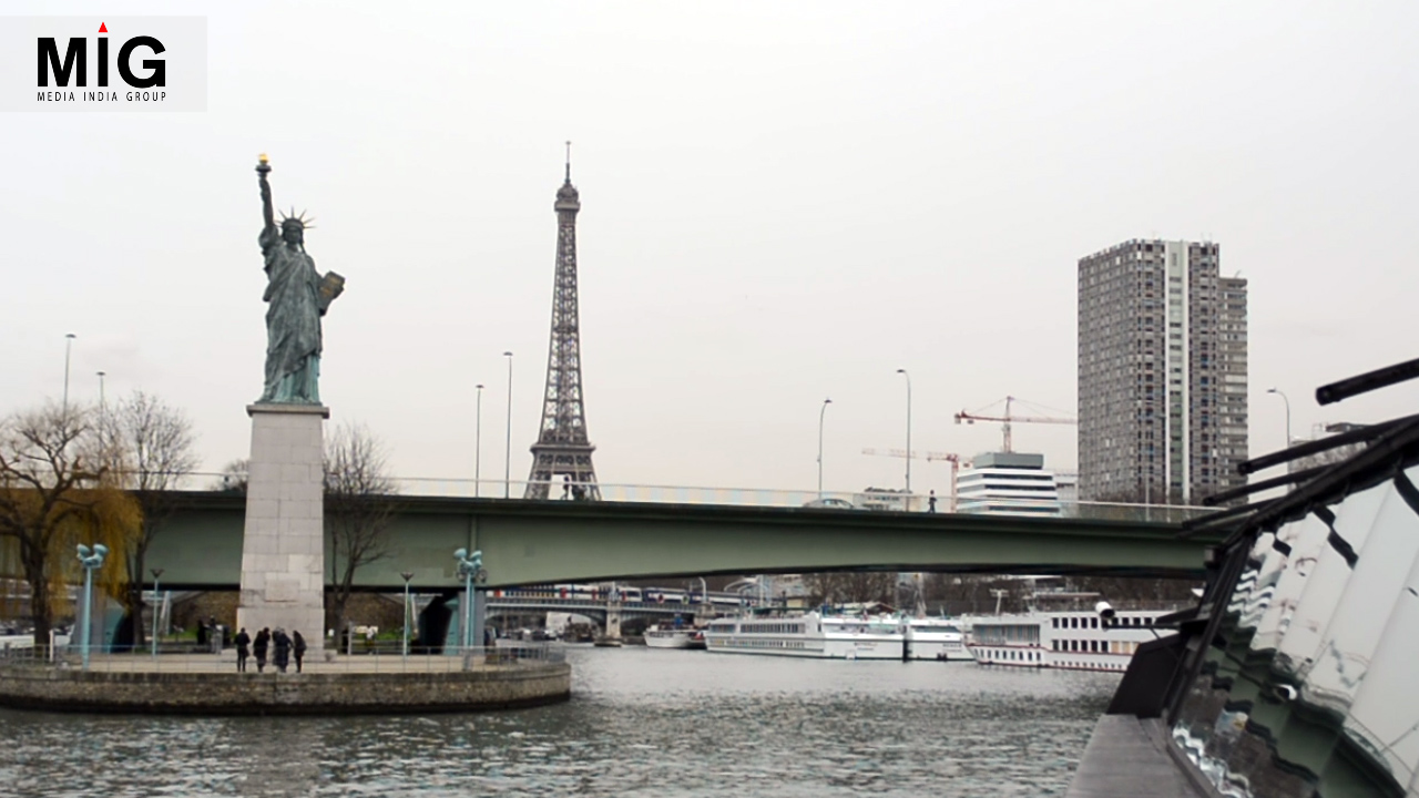 Bateaux Parisiens : a romantic boat ride