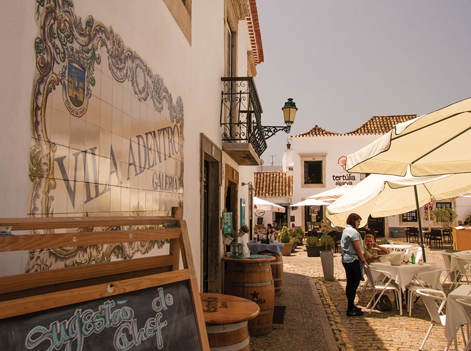 Faro city centre has several pedestrian-only zones where restaurants offer delicious Portuguese cuisine (PC: AT Alagrve)