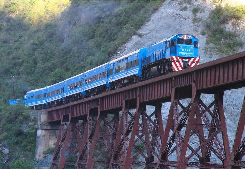 climbs 4206 m from Salta, Argentina to the Chilean border or the classic California Zephyr from Chicago to San Francisco.